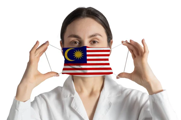 Respirator Flagą Malezji Lekarz Zakłada Maskę Medyczną Białym Tle — Zdjęcie stockowe
