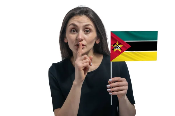 모잠비크의 국기를 배경에서 고립된 입술을 손가락으로 — 스톡 사진