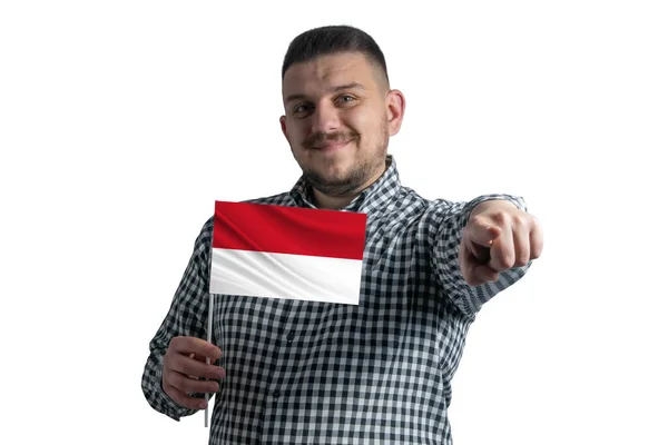 Blanke Man Met Een Vlag Van Monaco Wijst Naar Voren — Stockfoto