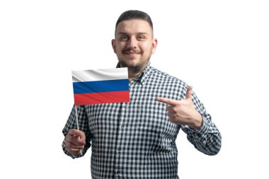 Beyaz adam Rusya bayrağını tutuyor ve diğer elini beyaz arka planda izole edilmiş bayrağa doğrultuyor..