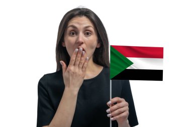 Sudan 'ın bayrağını tutan mutlu beyaz kadın ve elini beyaz bir arka planda izole bir şekilde ağzını kapatıyor..