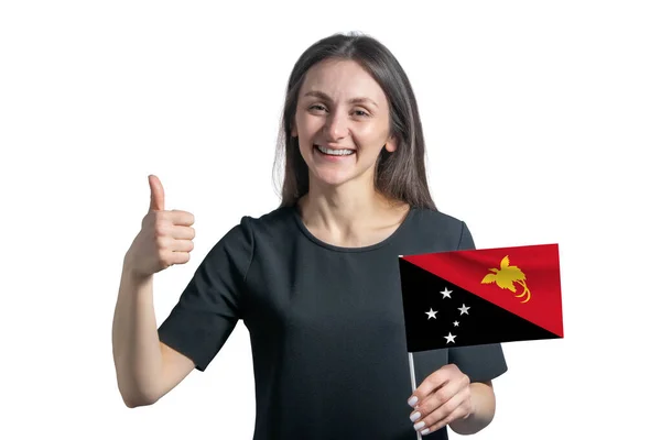 Feliz Joven Mujer Blanca Sosteniendo Bandera Papúa Nueva Guinea Muestra —  Fotos de Stock