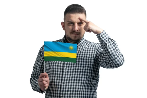 Bílý Muž Drží Vlajku Rwandy Prst Dotýká Chrámu Hlavě Izolované — Stock fotografie
