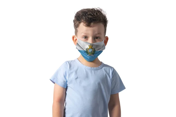 Respirator Flagą San Marino Biały Chłopiec Zakłada Maskę Medyczną Białym — Zdjęcie stockowe