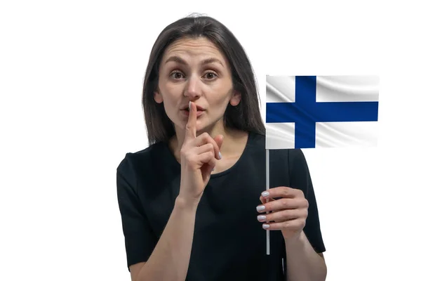 Счастливая Молодая Белая Женщина Флагом Финляндии Держит Палец Губам Изолированы — стоковое фото