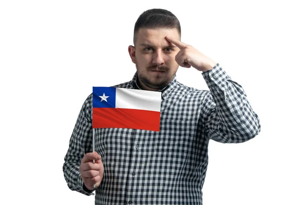 Biały Facet Trzymający Flagę Chile Palec Dotyka Świątyni Głowie Odizolowany — Zdjęcie stockowe