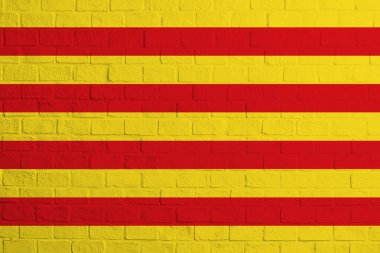 Katalonya bayrağı. Katalonya bayrağının tuğla duvar dokusu.