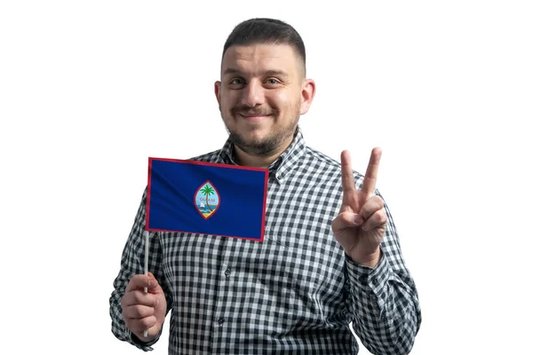 Blanke Man Met Een Vlag Van Guam Toont Twee Vingers — Stockfoto