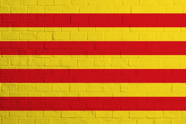 Katalonya bayrağı. Katalonya bayrağının tuğla duvar dokusu.