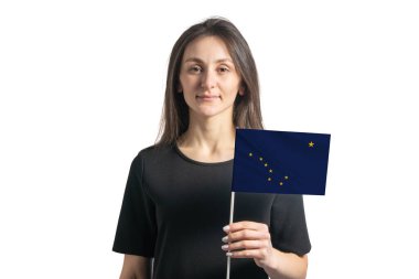 Alaska bayrağını tutan mutlu beyaz kız beyaz bir arka planda izole edilmiş..