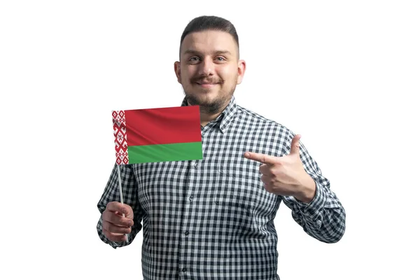 白の男はベラルーシの旗を持ち 白の背景に隔離された旗で反対側の指を指す — ストック写真