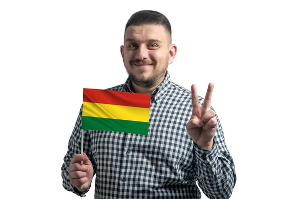 Bílý Chlap Drží Vlajku Bolívie Ukazuje Dva Prsty Izolované Bílém — Stock fotografie