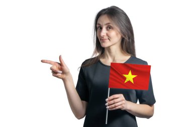 Vietnam bayrağı taşıyan mutlu beyaz kadın beyaz arka planda izole edilmiş solu işaret ediyor..