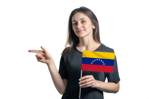 Glad Ung Vit Kvinna Som Håller Flaggan Venezuela Och Pekar — Stockfoto