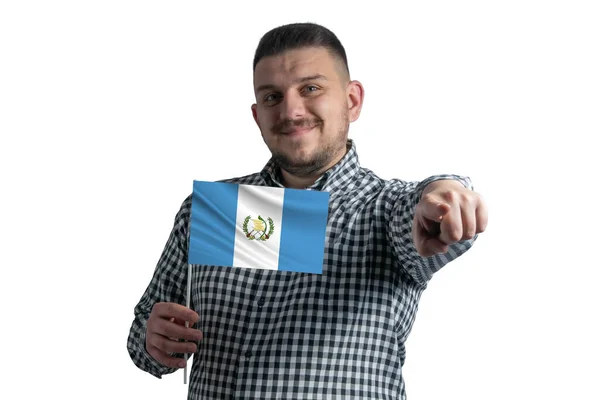 グアテマラの旗を掲げる白人男性が 白い背景に孤立した彼の前で前方を指す — ストック写真