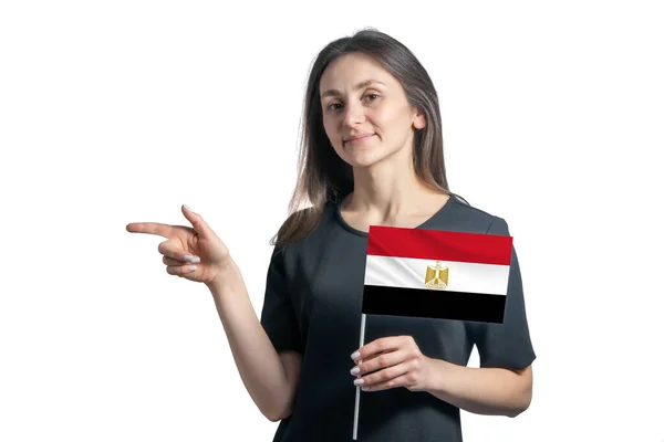 Gelukkige Jonge Blanke Vrouw Met Vlag Egypte Wijst Naar Links — Stockfoto