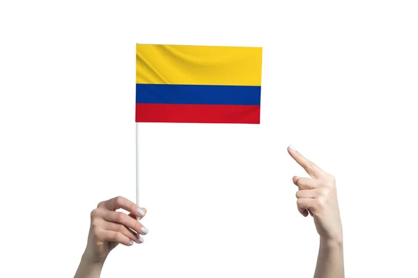 Una Hermosa Mano Femenina Sostiene Una Bandera Colombia Que Muestra — Foto de Stock