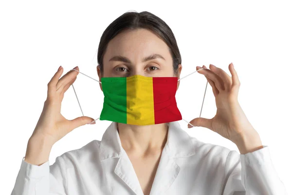 带马里国旗的呼吸机医生戴上医疗面罩 隔离在白色背景下 — 图库照片