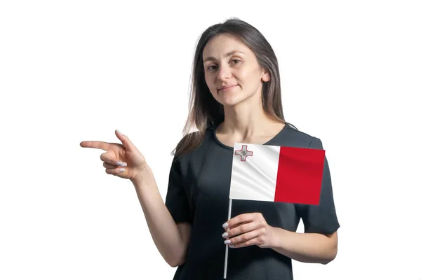 Onnellinen Nuori Valkoinen Nainen Tilalla Lippu Malta Osoittaa Vasemmalle Eristetty — kuvapankkivalokuva