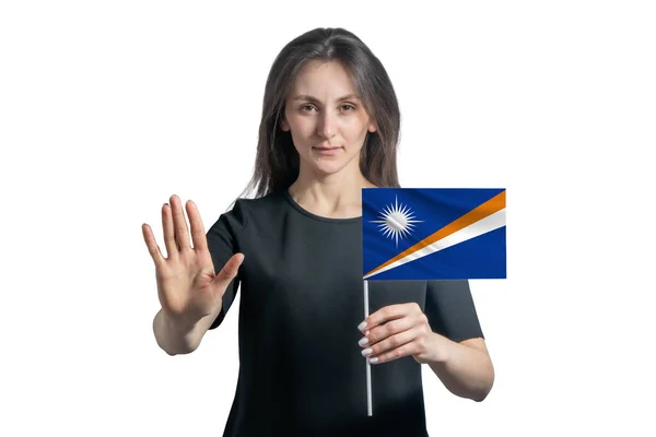 Счастливая Молодая Белая Женщина Флагом Маршалловых Островов Серьезным Лицом Показывает — стоковое фото