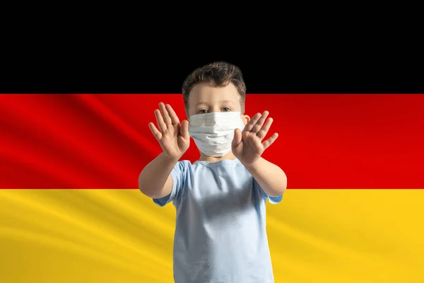 Liten Vit Pojke Skyddande Mask Bakgrunden Flaggan Tyskland Gör Stoppskylt — Stockfoto