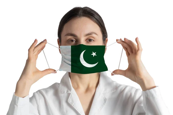 Ademhalingsapparaat Met Vlag Van Pakistan Doctor Zet Medisch Gezichtsmasker Geïsoleerd — Stockfoto
