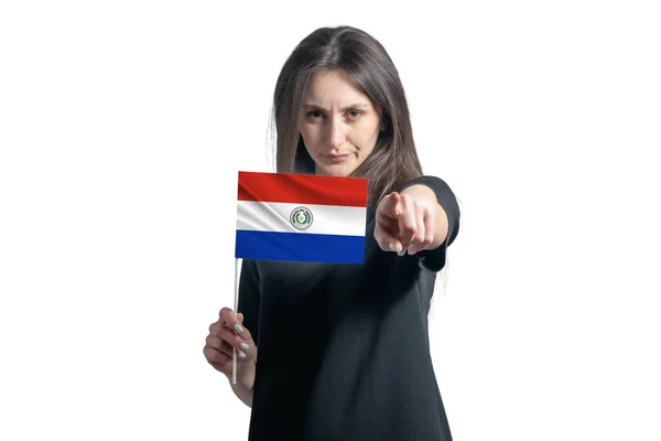 Jovem Mulher Branca Feliz Segurando Bandeira Paraguai Aponta Para Frente — Fotografia de Stock