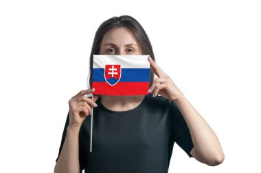 Slovakya bayrağı taşıyan mutlu beyaz kadın yüzünü beyaz bir arka planda izole bir şekilde kapatıyor..