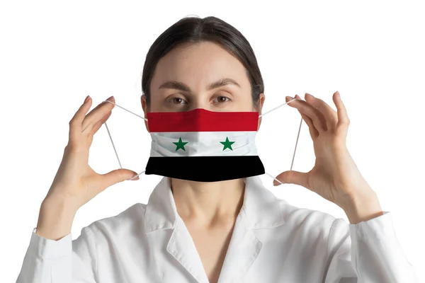 Respirator Flagą Syrii Lekarz Zakłada Maskę Medyczną Białym Tle — Zdjęcie stockowe
