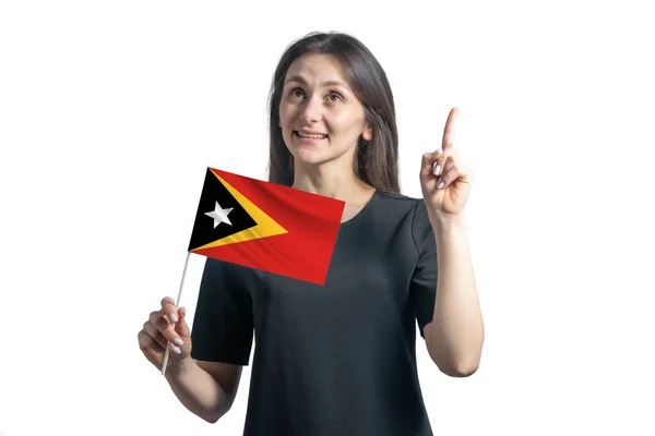 東チモールの国旗を持ち 白い背景に親指を立てた幸せな若い白人女性 — ストック写真