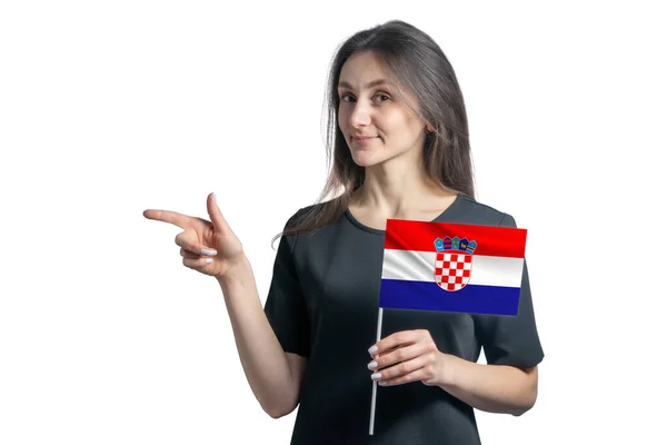 Ευτυχισμένη Νεαρή Λευκή Γυναίκα Που Κρατά Σημαία Κροατίας Και Δείχνει — Φωτογραφία Αρχείου