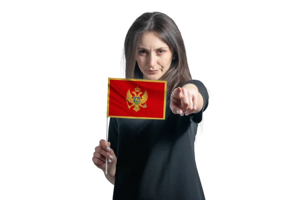 Glad Ung Vit Kvinna Som Håller Flaggan Montenegro Och Pekar — Stockfoto