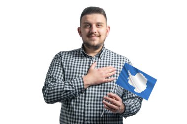 Antarktika 'nın bayrağını tutan beyaz bir adam elini beyaz bir arka planda, Antarktika' ya sevgilerle yalnız başına tutuyor..