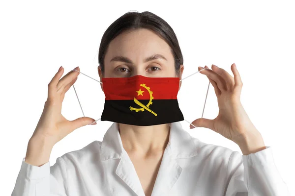 Atemschutzmaske Mit Angolanischer Flagge Arzt Setzt Medizinische Gesichtsmaske Isoliert Auf — Stockfoto