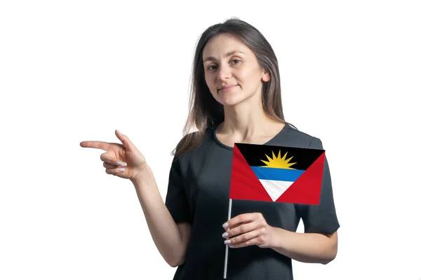 Gelukkige Jonge Blanke Vrouw Met Vlag Antigua Barbuda Wijst Naar — Stockfoto