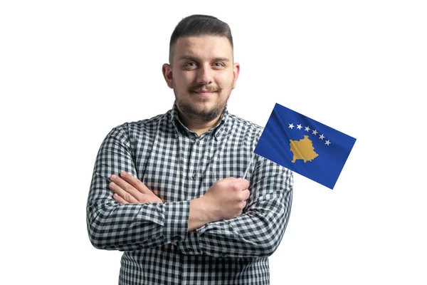 Белый Парень Косовским Флагом Уверенно Улыбающийся Скрещенными Руками Белом Фоне — стоковое фото