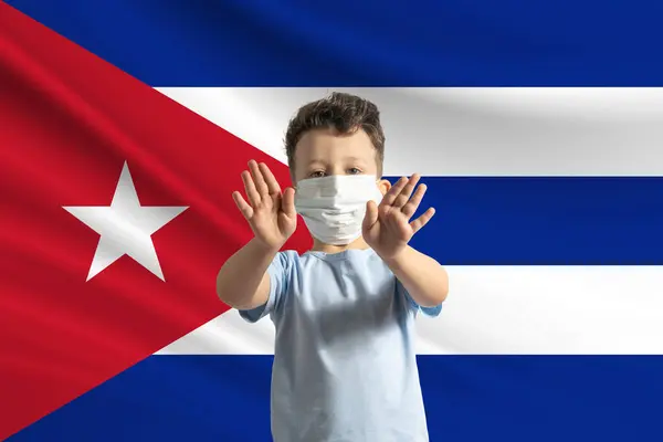 Kleiner Weißer Junge Schutzmaske Auf Dem Hintergrund Der Flagge Kubas — Stockfoto