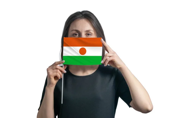 Счастливая Молодая Белая Женщина Держит Флаг Закрывает Лицо Белом Фоне — стоковое фото