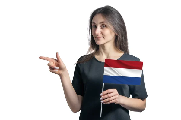 Szczęśliwa Młoda Biała Kobieta Trzyma Flagę Holandia Wskazuje Lewo Odizolowany — Zdjęcie stockowe