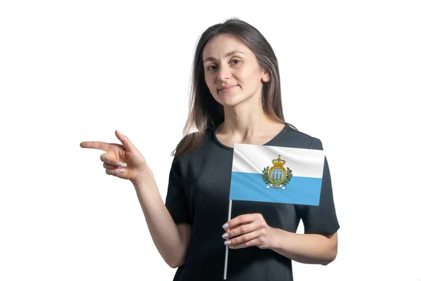 Feliz Joven Mujer Blanca Sosteniendo Bandera San Marino Señala Izquierda —  Fotos de Stock