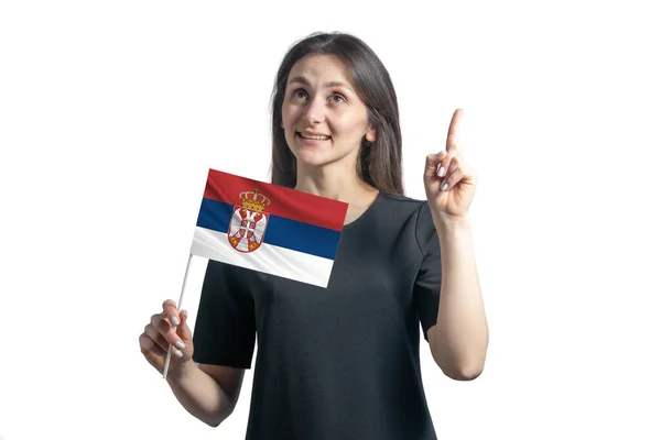 Счастливая Молодая Белая Женщина Держащая Флаг Сербии Показывает Вверх Большие — стоковое фото