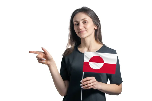 Jovem Mulher Branca Feliz Segurando Bandeira Groenlândia Aponta Para Esquerda — Fotografia de Stock