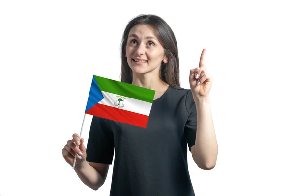 Szczęśliwa Młoda Biała Kobieta Trzyma Flagę Gwinei Równikowej Wskazuje Kciuki — Zdjęcie stockowe
