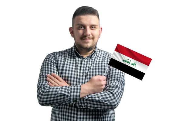 Biały Facet Trzymający Flagę Iraku Uśmiechnięty Skrzyżowanymi Ramionami Białym Tle — Zdjęcie stockowe