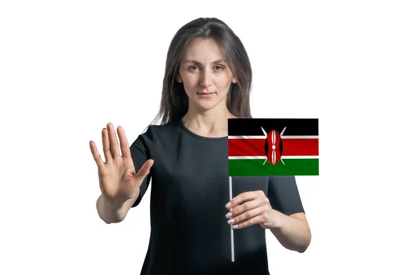 Jovem Mulher Branca Feliz Segurando Bandeira Quênia Com Rosto Sério — Fotografia de Stock