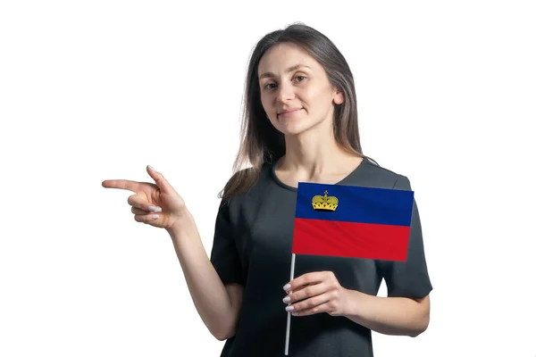 Gelukkige Jonge Blanke Vrouw Met Vlag Liechtenstein Wijst Naar Links — Stockfoto