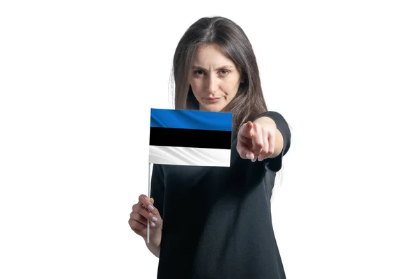 Feliz Joven Mujer Blanca Sosteniendo Bandera Estonia Apunta Hacia Delante — Foto de Stock