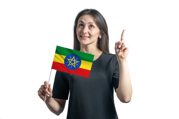エチオピアの旗を掲げる幸せな若い白人女性と白い背景に孤立した親指を上げる — ストック写真