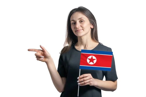 Feliz Joven Mujer Blanca Sosteniendo Bandera Corea Del Norte Señala — Foto de Stock