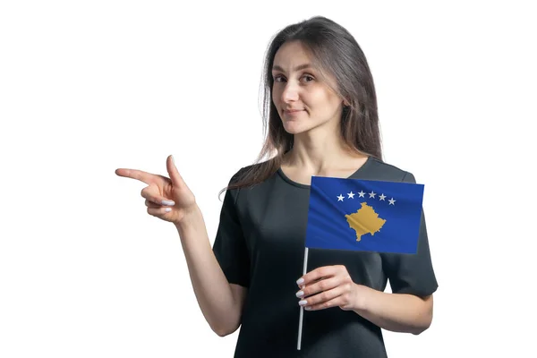 Gelukkige Jonge Blanke Vrouw Met Vlag Kosovo Wijst Naar Links — Stockfoto